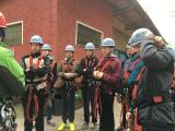 Nachdem Helme und Gurte angelegt waren, absolvierten die Jugendlichen aufregende Kletterparcours.