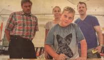 Mirko Enke vom Rotary Club (von links), Julia Böttcher (Lehrer-Schüler), Nils Holger Fritze (Schüler-Schüler) und Ciervisti-Lehrer Ralph Schammer bei der Vertragsunterzeichnung.