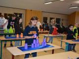 Bevor das Sport-Stacking beginnt, üben die Schüler der Ciervisti-Sekundarschule Zerbst, Sekundarschule Friedrichstadt Wittenberg und dem Schulzentrum der Stadt Könnern noch einmal, die Becher möglichst schnell und fehlerfrei auf- und abzustapeln.