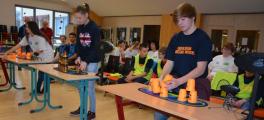 Konzentriert schauen Nathalie Paul (12, v. l.) von der Sekundarschule Friedrichstadt in Wittenberg, Jolina Röthling (12) von dem Schulzentrum der Stadt Könnern und Noah Brünner (15) von der Zerbster Ciervisti-Schule auf die Becher, die vor ihnen auf den Tischen stehen. Denn die Schüler wollten beim 1. Sport Stacking Meeting Sachsen-Anhalt, das gestern in der Aula der Ciervisti-Sekundarschule in Zerbst stattfand, ihr Können unter Beweis stellen. Bei dem Turnier wurde nicht nur die Zeit gemessen, sondern auch darauf geachtet, dass beim Stapeln keiner der Becher herunterfällt. Ziel war es, so schnell wie möglich eine Pyramide aus Bechern auf- und wieder abzubauen. Noah Brünner ist bereits ein Profi im Stacking. Der Zerbster übt vier Stunden am Tag und war bereits bei den deutschen Meisterschaften im Sport-Stacking in Höxter. "Die schnellen Bewegungen und der Wettbewerb machen mir besonders Spaß", sagt Noah Brünner über sein großes Hobby.
