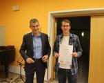 Stephan Riemschneider (l.) überreichte Peter Demmel ein Stipendium für einen Kurs an der Musikschule.