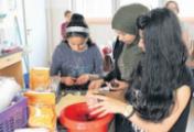 Einige haben mit den Sprachschülern in der Küche Kuchen gebacken und Tee gekocht.