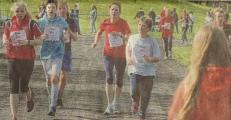 Beim integrativen Spendenlauf lief Sekundarschülerin Neele Mücke (Klasse 6; links) die meisten Stadionrunden.