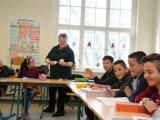 Auf einer kleinen Karteikarte sind Symbole abgebildet. Wenn Annegret Schulze diese zeigt, benennen die Schüler das Symbol auf Deutsch. Oder sie lernen das Wort anhand dessen. "So fängt alles an“, sagt die Lehrerin.