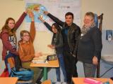 Auf der Karte zeigen, woher man kommt und gleichzeitig in die Kamera schauen, ist schwieriger als gedacht. Deshalb die Auflösung (von links): Olga Jurkowska und Szymon Brodzik aus Polen, Sherin Blang aus Syrien und Monir Sidiqi aus Afghanistan, alle Sprachschüler an der Ciervisti-Schule. Ganz rechts Lehrerin Annegret Schulze.