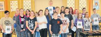 Gruppenbild mit Sieger. Alle an der Talenteshow teilgenommenen Schüler waren super. Der größte und älteste Schüler, Erik Markus aus der Klasse 9a, gewann die Show mit der höchsten Punktzahl und dem meisten Applaus.