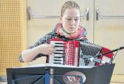 Annalena Schmidt spielte auf dem Akkordeon "Engel fliegen einsam".