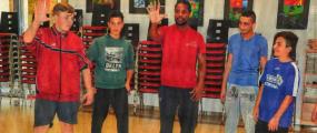 Sean Scantlebury (Mitte) arbeitete mit drei geflüchteten Jugendlichen und einem deutschen Schüler an einer Stelle, die in der Tanzaufführung der 19 Ciervisti-Schüler vorkam. 