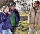 Die beiden Schulsozialarbeiter Stephanie Daul und Norbert Krampitz im Gespräch mit Tierheimleiter Dieter Hieronymus.