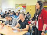 "Mehr mit Gefühl bitte!" Die beiden Schüler Fabian und Christopher sprachen den übersetzten Text ins Mikrofon.