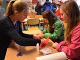 Die 15-jährige Julia (links) von der Ciervisti-Sekundarschule hilft ihren Mitschülerinnen Lisa Vanessa und Gesine beim Basteln von kleinen Geschenkverpackung...