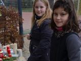Joy (rechts) und Lisa-Marie von der Ciervisti-Sekundarschule besorgen auf dem Weihnachtsmarkt selbstgemachte Geschenke.