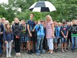 Beschirmt - ein Bild mit Symbolkraft: Schule will Kinder und Jugendliche aufs Leben vorbereiten. Die Schüler sollen sich hier gut aufgehoben fühlen. Der Schnappschuss entstand am Donnerstagmorgen zum Schulstart an der Ciervisti-Ganztagsschule.