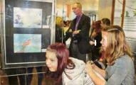 Das Bild zeigt keine sportliche Übung: Die Schüler bewerteten die ausgestellten Bilder und trugen ihre Punkte auf einen Zettel ein. 