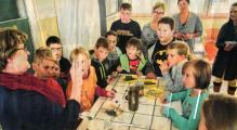 Spannende Experimente im Chemieraum. Die Faszination ist groß bei den Viertklässlern.