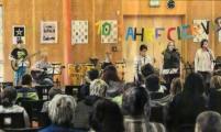 Die Schulband spielt auf. Teilweise kamen sogar Ehemalige, die die Band unterstützten. Der schönen Zeiten willen.