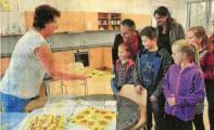 Eine Kostprobe gefällig? Der selbstgebackene Kuchen kam gut an. Im Hauswirtschaftsunterricht wird aber noch viel mehr gelernt.