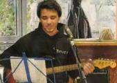 Steven Winter erfreute mit Sologesang und Gitarre.
