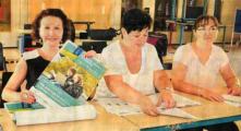 Elena Herzel, Geschäftsführerin der EWG Anhalt-Bitterfeld mbH, macht mit einem Plakat auf das Angebot für die Schüler aufmerksam.
