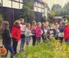 Bio-Lehrerin erklärt den Kindern Flora und Fauna.