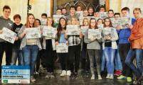 Zur Klasse gehören: Tim Feierabend, Kevin Fuhsy, Marvin Gehrmann, Justin Härtwig, Sebastian Klitsch, Dustin Ludwig, Philip Lutter, Florian Picht, Noah Schlegel, Max Techau, Lukas Tröger, Florian Wiedemann, Maurice Zacharias, Michelle Ehmke, Marie Freitag, Laura Henschel, Sarah Henschel, Marie Kühne, Luisa Pethke, Josephine Pruß, Laura Selchow, Lisa Selchow und Isabel Voigt. Mit auf dem Foto ist Sozialkundelehrerin Elke Wichmann.