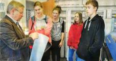Die Schüler erhielten von Klaus Grigoleit, Geschäftsführer der Askom-Werbeagentur, beim einstündigen Rundgang einen Einblick in die Berufsmöglichkeiten in diesem Zerbster Betrieb.