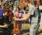 &Uuml;bergabe: Die Abschlussklasse 2018 hinterl&auml;sst f&uuml;r die j&uuml;ngeren Sch&uuml;ler zwei Ukulelen f&uuml;r den Musikunterricht.