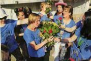 Klassen- und Lieblingslehrer werden mit Blumen von den abgehenden Sch&uuml;lern &uuml;berh&auml;uft.