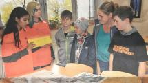 Sch&uuml;ler bewunderten Arbeiten, die im Kunstunterricht entstanden sind.