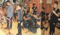 Die Schulband "Ciervisti Players" er&ouml;ffnete das Programm mit dem Wham-Klassiker "Last Christmas" und begeistert das Publikum.