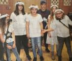 Die Theatergruppe der Schule stellt ein Schneegest&ouml;ber nach.