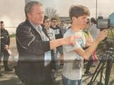 Sch&uuml;ler der Zerbster Ganztagschule Ciervisti erhielten bei der Laser-Geschwindigkeitsmessung auf der Wolfsbr&uuml;cke einen Einblick. Hier zeigt der Polizeibeamte Holger Sticherling dem Sch&uuml;ler der 8. Klasse, Pierre, die Handhabung des Messger&auml;tes.