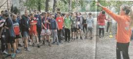 Lehrerin Anne Handrich gibt den Sch&uuml;lern zuerst noch einige Hinweise und Erkl&auml;rungen zum Lauf und dann den Startschuss.