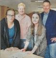 Ganztagsschulkoordinator Ralph Schammer (links) und Christian Keck, Pr&auml;sident der Rotarier, lassen zun&auml;chst Anna-Alexandra Willnow und Lilly Marlen Kr&uuml;ger den Vertrag unterzeichnen.