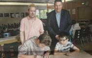 Im Beisein vom Ciervisti-Ganztagsschulkoordinator Ralph Schammer (links) und dem amtierenden Pr&auml;sidenten des Rotary Club Zerbst, Christian Keck, unterschrieben u. a. auch der Sch&uuml;ler-Lehrer Ian Kirchner und der Sch&uuml;ler Tim Niemand den Vertrag.