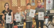 Hanna Demke (Klasse 7b) und Daniel Lust (Klasse 7a) errangen die Goldmedaillen, Sascha Kegel (Klasse 7c) die Silbermedaille und Chris D&ouml;rte Pogorzelski (Klasse 7a) die Bronzemedaille (von rechts).
