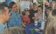 Oberstabsgefreiter Ortiz-Arnaldo und Obermaat Werner unterhielten sich mit den Sekundarsch&uuml;lern &uuml;ber die Marine.