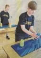 Kasper Szostek (vorn) und Jonas Martin beim Stacken. Schnelligkeit und Geschicklichkeit waren beim Becherstapeln gefragt.