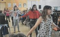 Die Tanzgruppe "Dance girls" bringen mit ihrem Tanz nach dem Song "By your side" Stimmung in die Aula.