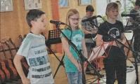 Die Percussionkids &uuml;berraschen das Publikum mit den Song "Seven Nation Army" und "Faded".