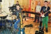 Henri Ge&szlig;ner, Ben Heinecke, Jonas Linke und Lilli Bartels. Die F&uuml;nftkl&auml;ssler bilden die Band "Seven Nation Army".