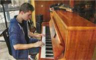 lan, Sch&uuml;ler der 8. Klasse, zeigte auf dem Klavier sein K&ouml;nnen.