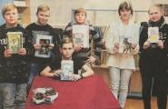Von links: Anthony Kleest, Tim Miczka, Paul-Leon B&ouml;ttge, Jasmin Lorelei Stern, Jamie-Lucienne Wendt und sitzend Ben Heinecke stellen sich beim Vorlesewettbewerb der Jury.