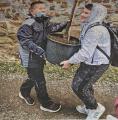 Die beiden Sch&uuml;ler Mathis (r.) und Nevio beim nicht leichten Transport der Linde.