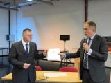 Sachsen-Anhalts Bildungsminister (r.) Marco Tullner (CDU) &uuml;bergibt einen F&ouml;rderbescheid in H&ouml;he von 5,34 Millionen Euro an Anhalt-Bitterfelds Lanrat Uwe Schulze (CDU) f&uuml;r die weitere Digitalisierung der Schulen in Tr&auml;gerschaft des Landkreises. Der Eigenanteil des Landkreises betr&auml;gt noch einmal rund 600 000 Euro.