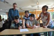 Im Beisein von (stehend von links) Dietrich Landmann, Vorstandsmitglied des Rotary Clubs Zerbst, dem Ganztagschulkoordinator Ralph Schammer und der Projektleiterin Petra Weise unterzeichneten die Sch&uuml;ler die Patenschaftsvertr&auml;ge. Hier (sitzend von rechts) F&ouml;rderlehrer Luca und F&ouml;rdersch&uuml;ler Mihail.