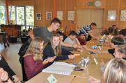 Das Bild zeigt einen Teil der Sch&uuml;ler, die die Patenschaftsvertr&auml;ge unterschrieben haben.