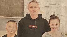 Die Sch&uuml;ler Jaylan (links) und Angelina (rechts) neben dem Coach Sebastian Lang.