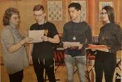 Lehrerin Andrea Schulze zeichnete die Schulsieger der Klassen 8 bis 10 aus. Es sind (v. r.) Hanna Demke, Stefan Grosuleac und Niklas Weinert.