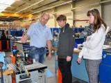Holger Bustro, Ausbildungsleiter der EMAG Zerbst Maschinenfabrik, f&uuml;hrte die beiden Siebtkl&auml;ssler Johannes Nitzschke und Jasmin Stern durch die Produktionshallen und nat&uuml;rlich auch in die Lehrwerkstatt des Betriebes, in dem die praktische Ausbildung der Azubis stattfindet.